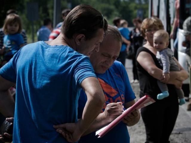 Яценюк поручил эвакуировать детские и социальные учреждения из Донбасса