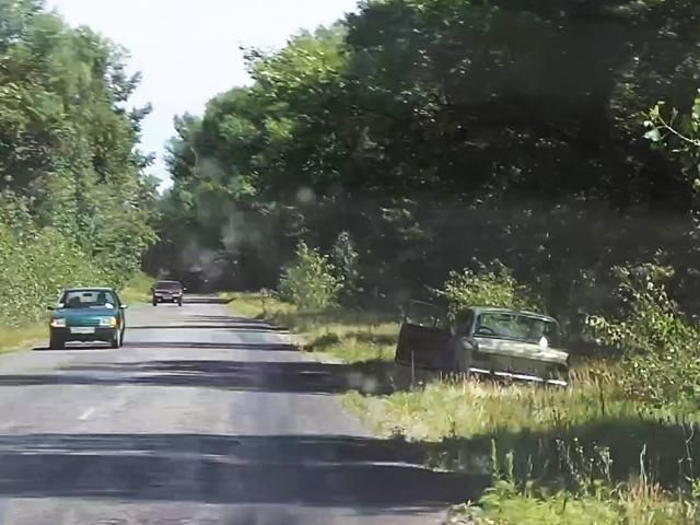 На подъездах к Славянску неизвестные фиксируют на камеру автомобиля, — источник (Видео)