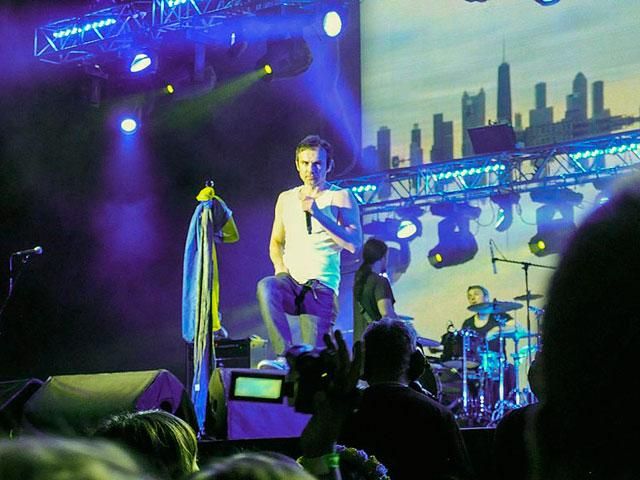 Вакарчук заспівав в Одесі “У Черного моря”, одесити відповіли: “Дякуємо” (Відео) Вакарчук заспівав в Одесі “У Черного моря”, одесити відповіли: “Дякуємо” (Відео)