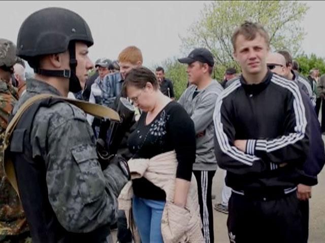 Силы АТО помогают мирным жителям покинуть опасную зону Силы АТО помогают мирным жителям покинуть опасную зону