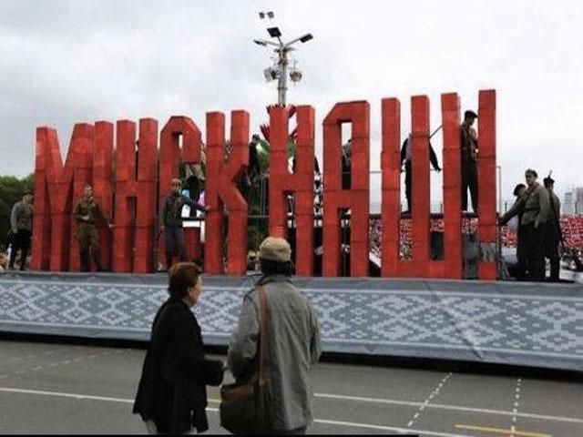 У Мінську Путіна зустрічають гаслом "Мінськ наш" У Мінську Путіна зустрічають гаслом "Мінськ наш"