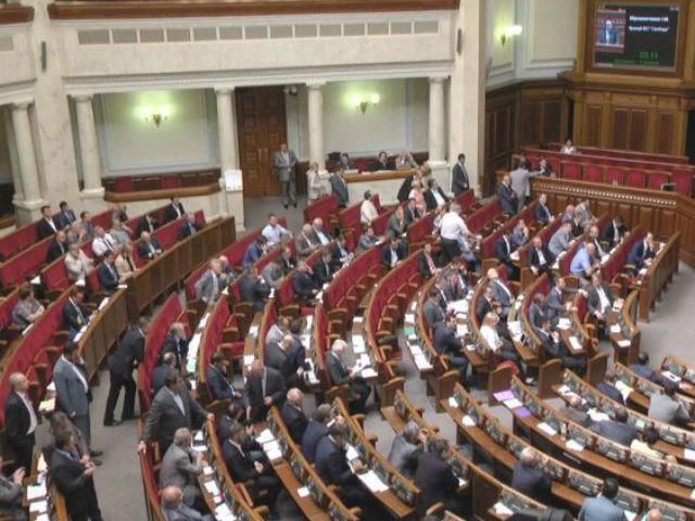 Фракцию регионов в парламенте покинул еще один депутат, а двое вернулись