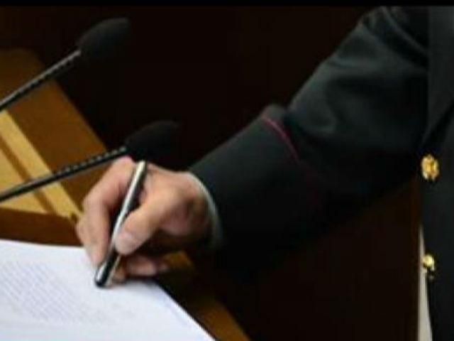 Новый министр обороны подписывал присягу закрытой ручкой