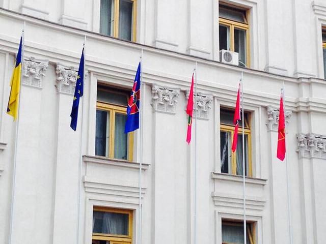 Перед будівлею МЗС підняли прапори українських силових відомств