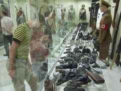 Терористи хочуть викрасти танки і гармати з донецького музею, — очевидець 