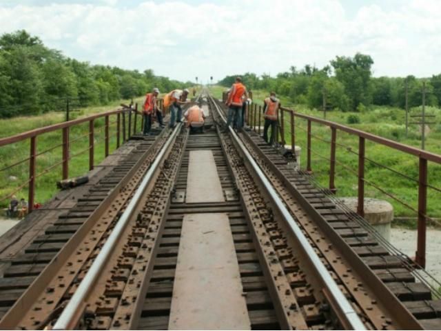 В Луганской области взорвали мост через Северский Донец (Фото)