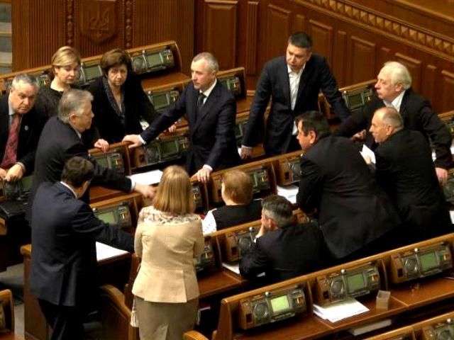 Тріщать по швам. Депутати покидають КПУ і ПР, натомість створюють нові групи Тріщать по швам. Депутати покидають КПУ і ПР, натомість створюють нові групи