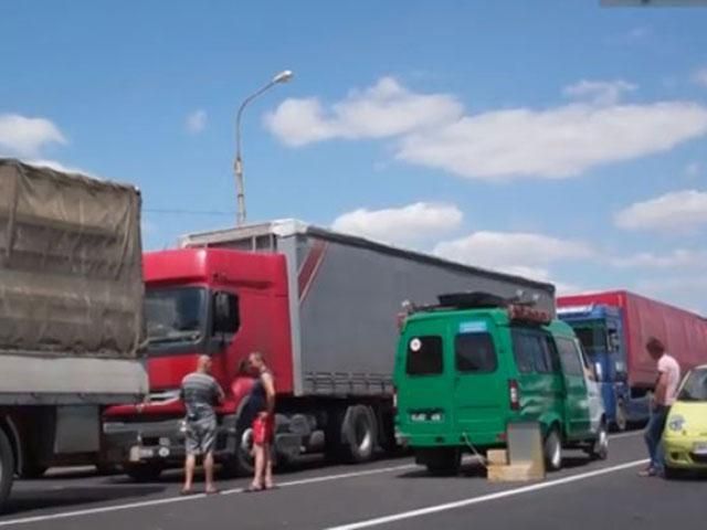 Черги з вантажівок на КПП "Чонгар" (Відео)