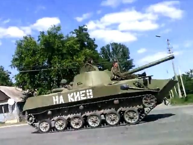 ВІДЕО ДНЯ: Терористи тікають зі Слов'янська на бронетехніці з написом "На Киев! На Львов!"