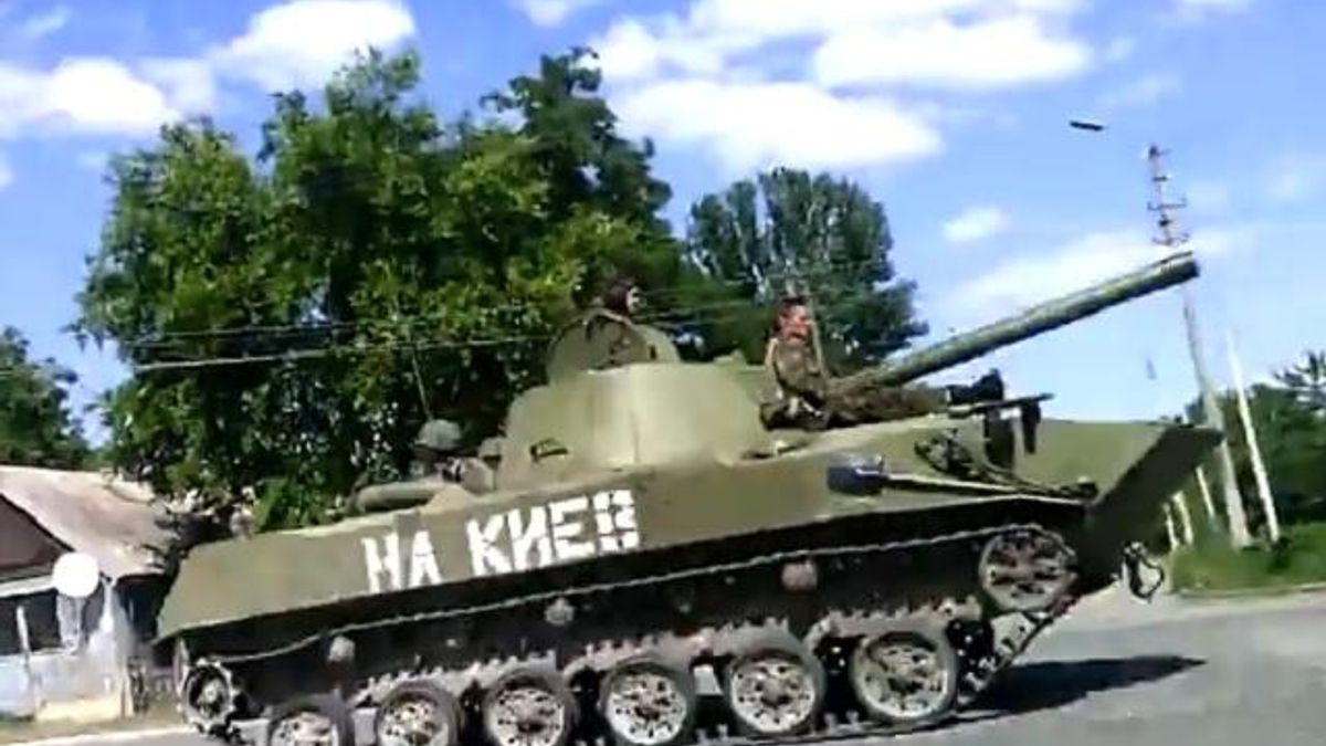 ВИДЕО ДНЯ: Террористы убегают из Славянска на бронетехнике с надписью "На Киев! На Львов!" ВИДЕО ДНЯ: Террористы убегают из Славянска на бронетехнике с надписью "На Киев! На Львов!"