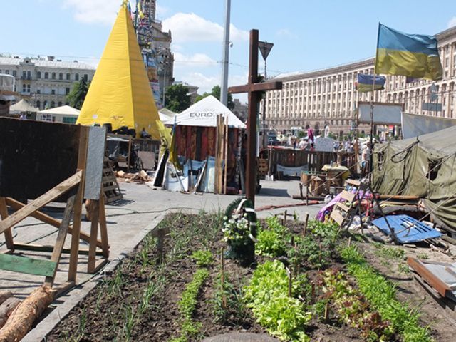 Майданівці почали розбирати намети Майданівці почали розбирати намети