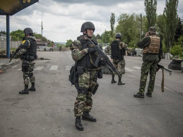 Силы АТО в Краматорске. Саперы проверяют админздания Силы АТО в Краматорске. Саперы проверяют админздания