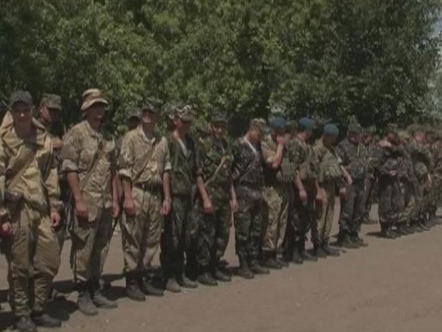 Военнослужащие ВСУ за борьбу с террористами получили награды Военнослужащие ВСУ за борьбу с террористами получили награды