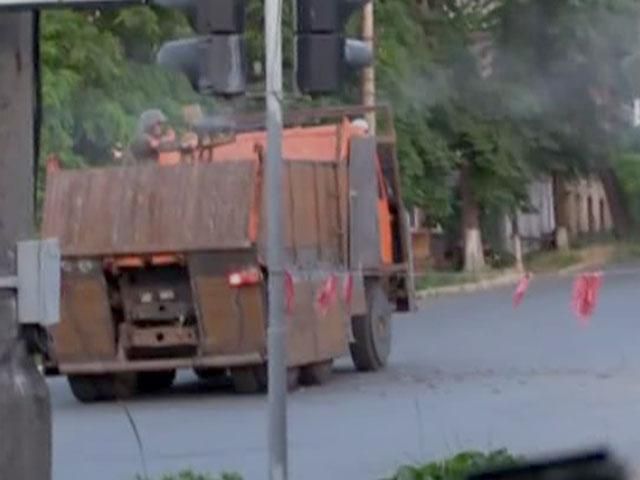 Бойцы батальона "Азов" превратили КАМАЗ на броневик Бойцы батальона "Азов" превратили КАМАЗ на броневик