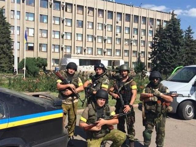 Терористи, втікаючи, замінували будівлю міськради Слов’янська, — журналіст