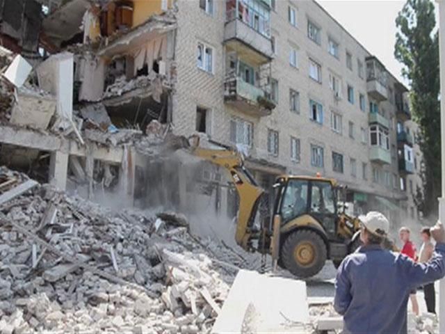 Жителі Миколаївки розчищають зруйноване місто (Відео)