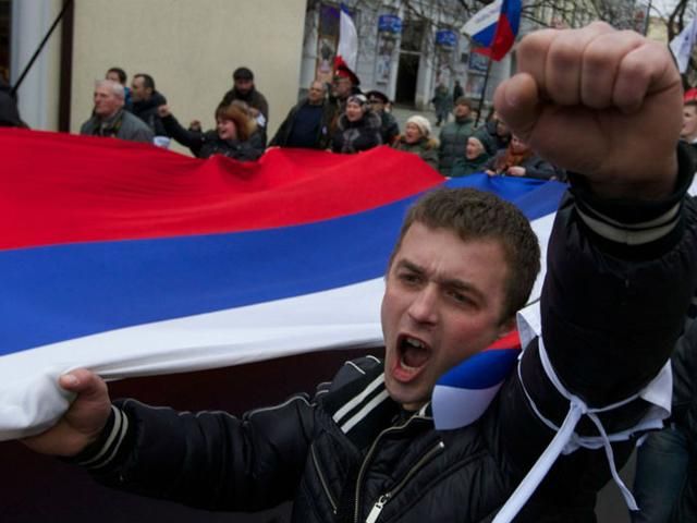 В Донецке снимают украинскую символику с госзданий, готовится пророссийский митинг