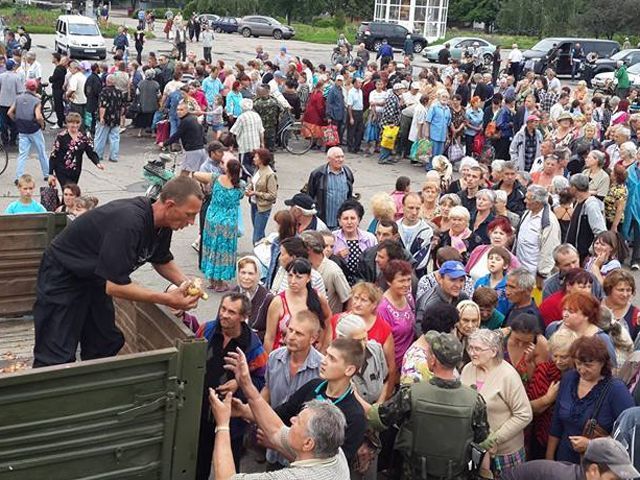 В Славянске раздают гуманитарную помощь