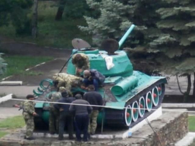 Терористи вкрали танк-пам'ятник, у Слов'янську роздають гуманітарну допомогу — у фото 6 липня