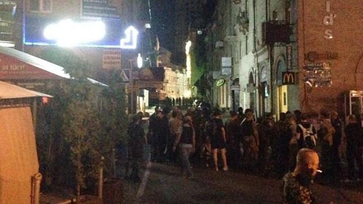 В милиции говорят уже о 4 раненых в результате стрельбы на Майдане В милиции говорят уже о 4 раненых в результате стрельбы на Майдане