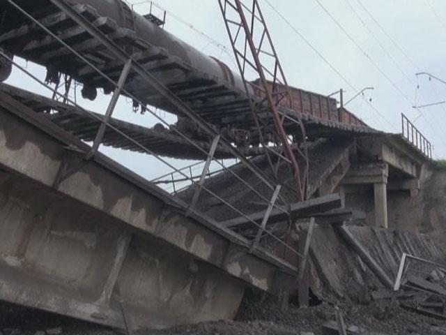 В Донецкой области террористы взорвали железнодорожный мост (Видео)