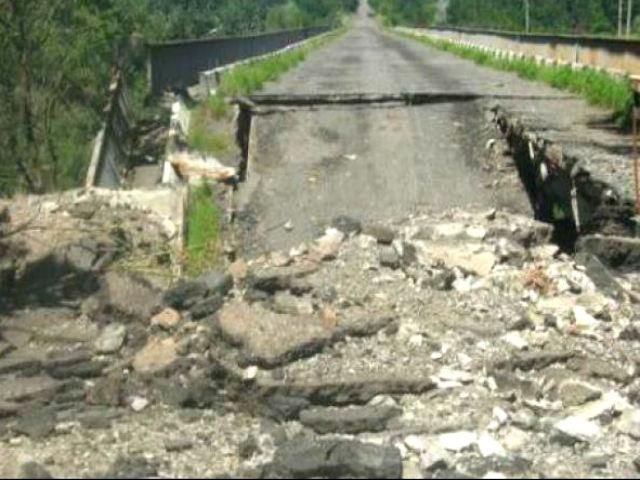 Терористи підірвали міст на річці Сіверський Донець: рух авто припинено Терористи підірвали міст на річці Сіверський Донець: рух авто припинено