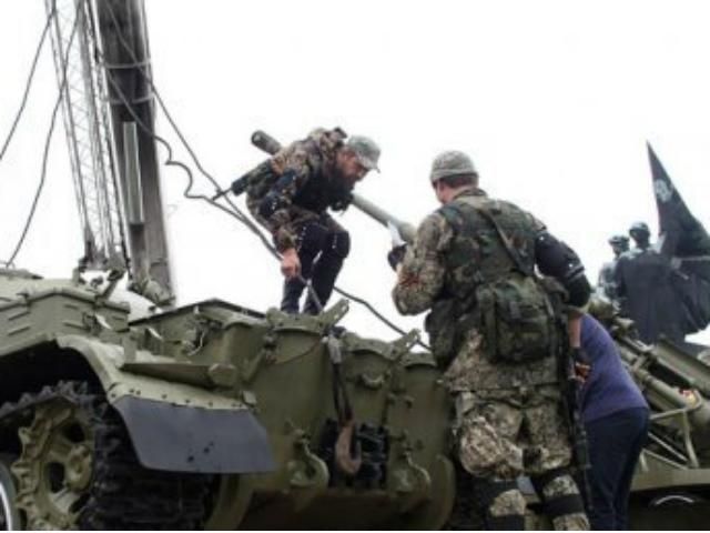 В Донецке террористы похитили танк из городского парка (Фото. Видео)