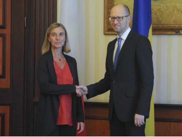 Яценюк та глава МЗС Італії обговорили ситуацію з безпекою на сході України