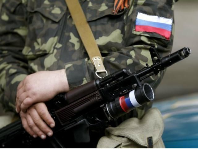 Боевики на бронетехнике с украинским флагами обстреливают жилые дома, — Тимчук