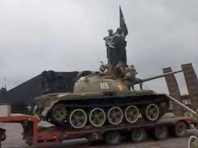 Хроніка 7 липня: У Донецьку терористи вкрали танк та підірвали залізничний міст