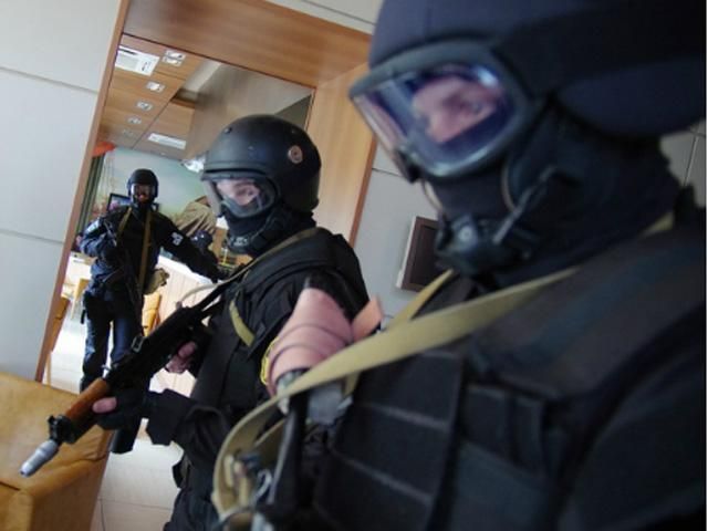 Із Криму до Донецька намагались перевезти 2 валізи російських рублів, — СБУ (Фото, Відео) Із Криму до Донецька намагались перевезти 2 валізи російських рублів, — СБУ (Фото, Відео)