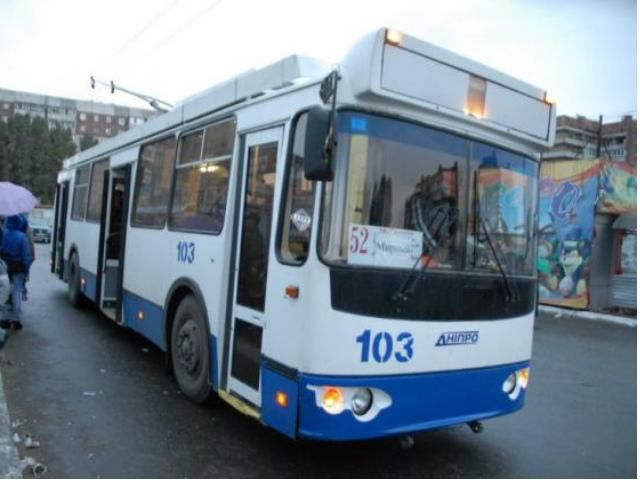 У Луганську снаряд пошкодив 5 тролейбусів 