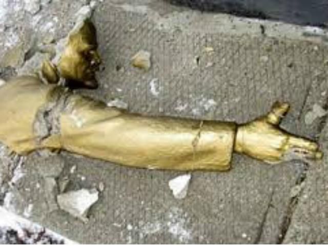 На Херсонщині знесли пам'ятник Леніну На Херсонщині знесли пам'ятник Леніну