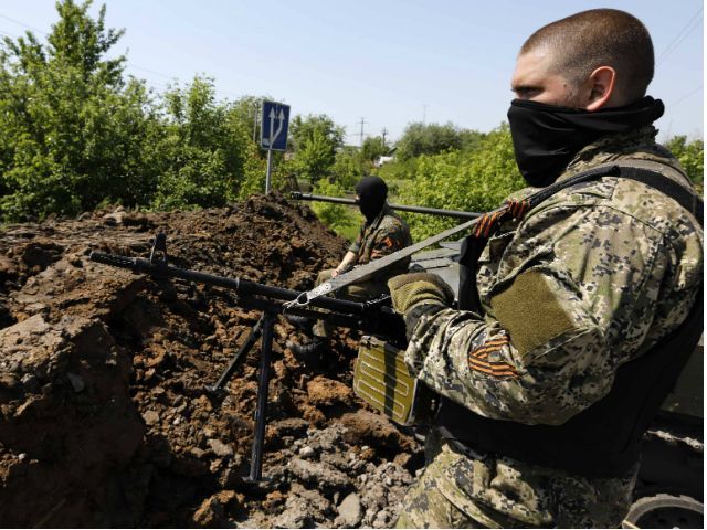 В Луганске снаряд попал в жилой дом. Эвакуированы три семьи