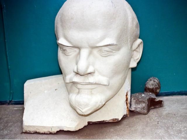 В Сумской области также снесли памятник Ленину В Сумской области также снесли памятник Ленину