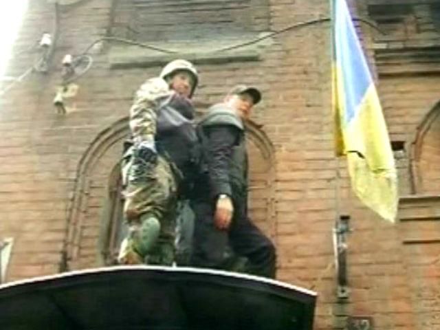 Ляшко и украинские военные поднимают украинский флаг в Славянске (Видео)