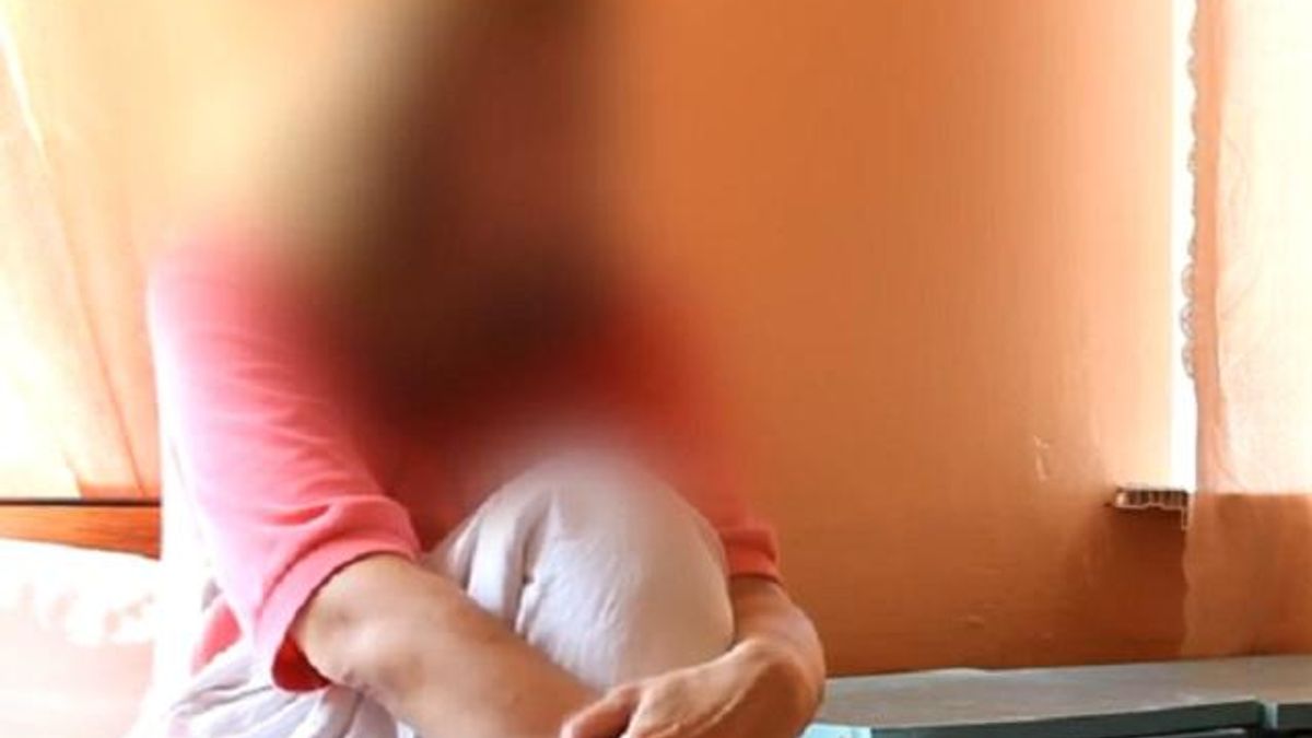 Військові, ризикуючи собою, відвезли мене до лікарні, — постраждала у Слов'янську (Відео) Військові, ризикуючи собою, відвезли мене до лікарні, — постраждала у Слов'янську (Відео)