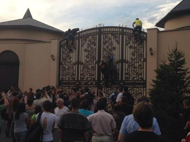 Активісти пікетували маєток Ахметова під Києвом (Фото)
