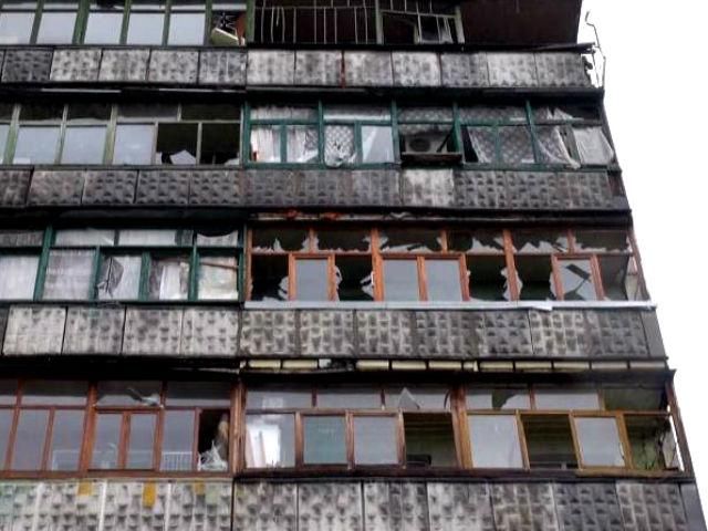 В Луганске после обстрела - немало изувеченных домов (Видео)