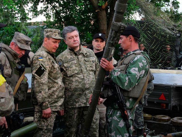 Военные продемонстрировали захваченное в террористов оружие (Фото)