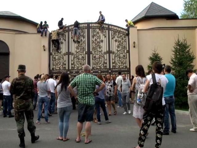 Вночі активісти штурмом взяли резиденцію Ахметова Вночі активісти штурмом взяли резиденцію Ахметова