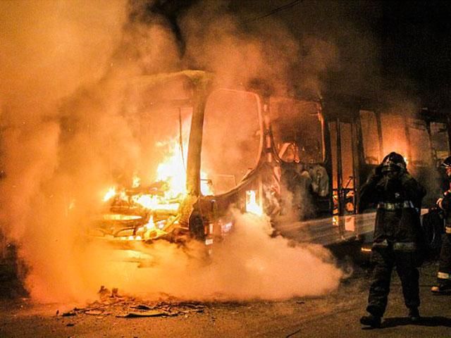 В Сан-Паулу после поражения Бразилии фанаты сожгли автобус (Фото)