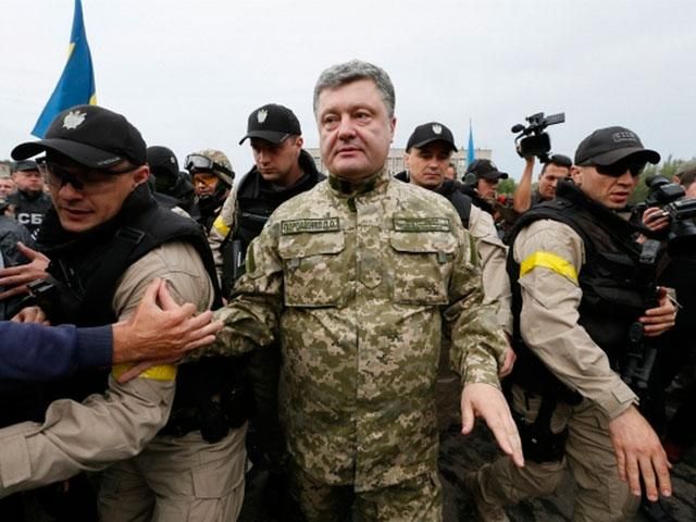 Порошенко приехал в Славянск с кортежем (Фото)