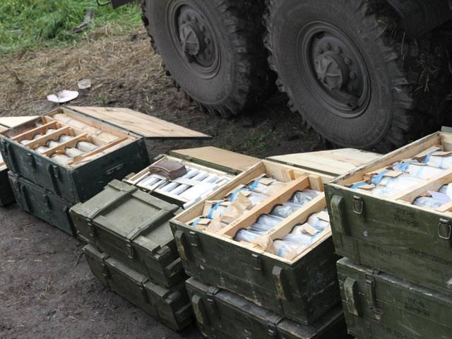 Військові вивезли зі штабу терористів дві вантажівки зброї (Фото) - 9 липня 2014 - Телеканал новин 24