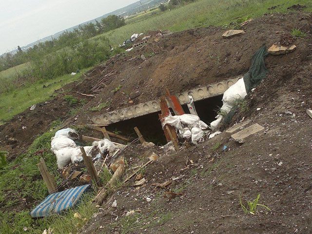 ФОТО ДНЯ: в окопах російських найманців знайшли українське сало