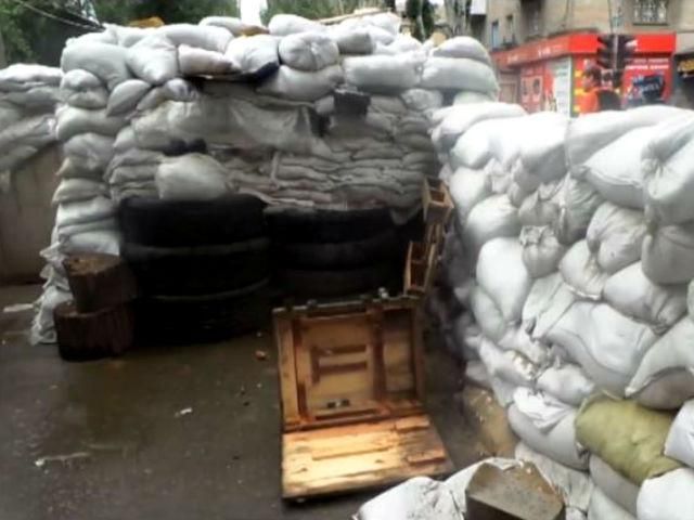 Славянск после террористов: все центральные улицы перекрыты баррикадами (Видео) Славянск после террористов: все центральные улицы перекрыты баррикадами (Видео)