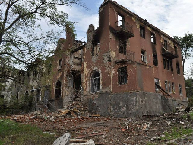 Бойовики залишили після себе в Семенівці руїни і мемуари (Фото) Бойовики залишили після себе в Семенівці руїни і мемуари (Фото)