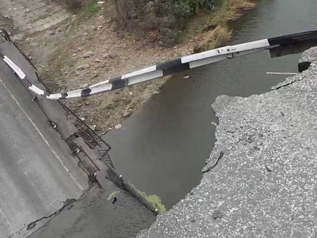 На Донеччині відновлюють підірваний міст (Відео) На Донеччині відновлюють підірваний міст (Відео)