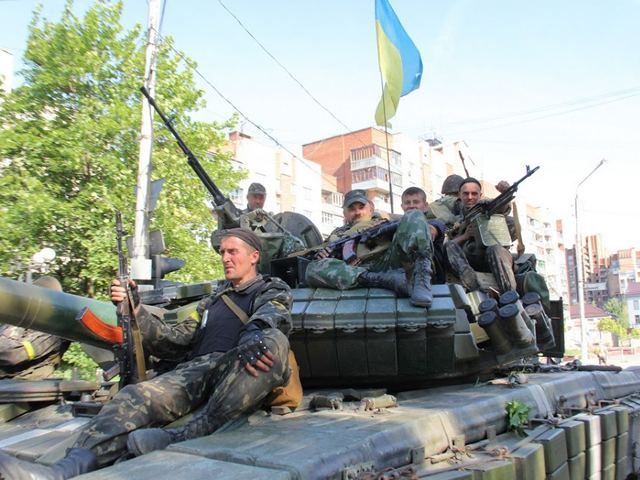 Силы АТО уничтожили танки и "Град" террористов, которые обстреливали Луганский аэропорт