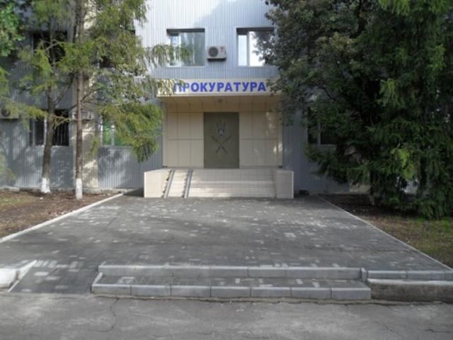 Невідомі зі зброєю захопили прокуратуру в Антрациті Невідомі зі зброєю захопили прокуратуру в Антрациті